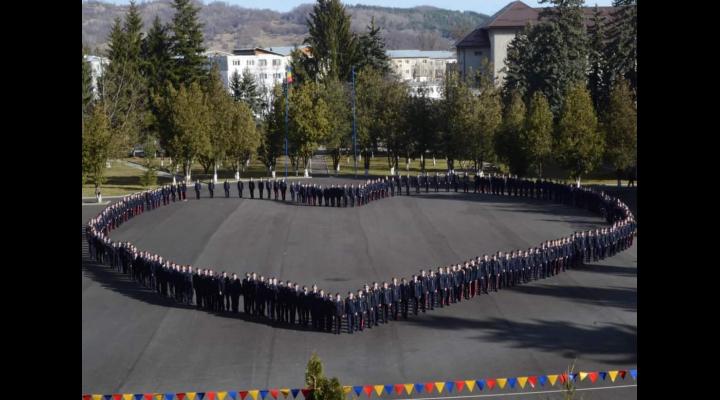 FOTO - Dragostea a plutit în aer și în curtea Colegiului Militar Dimitrie Cantemir din Breaza