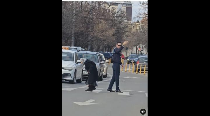 Oameni cu suflet/ Un polițist a ajutat o bătrână, în Ploiești, în timp ce era la un examen auto-VIDEO