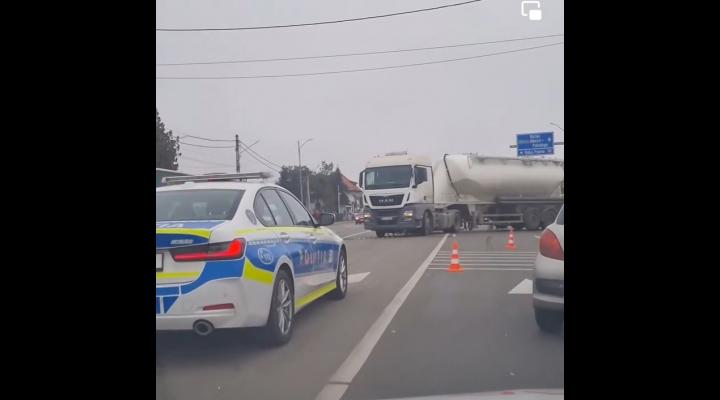 Un biciclist și-a pierdut viața după ce a fost lovit de un TIR, pe DN1B