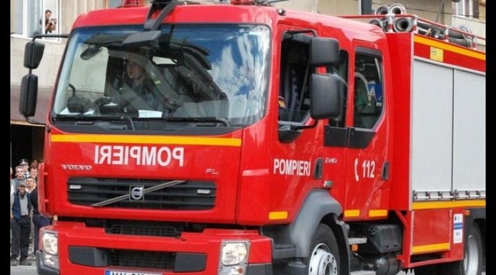 Anchetă a Poliției Prahova în urma unui incendiu la o clădire dezafectată/A fost găsită o persoană carbonizată