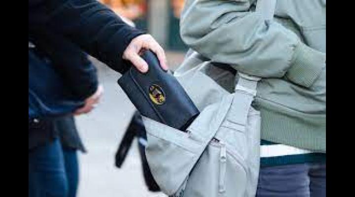 Doi tineri din Braila furau din buzunare în Ploiești/ Au fost prinși de polițiști