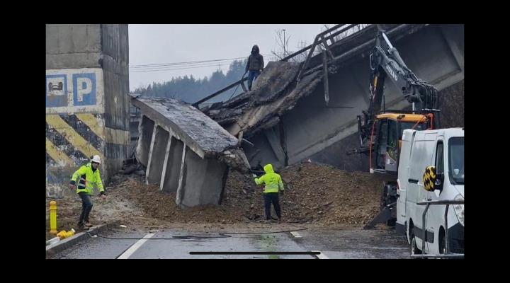 A început demolarea podului CF din zona Câmpina/DN 1, închis-IMAGINI
