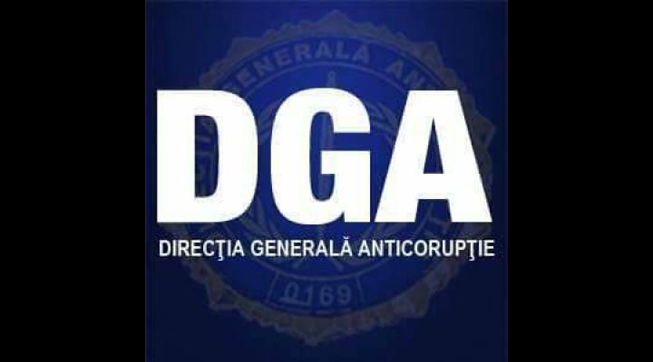 Agent de poliție din Prahova, cercetat în stare de arest la domiciliu pentru luare de mită