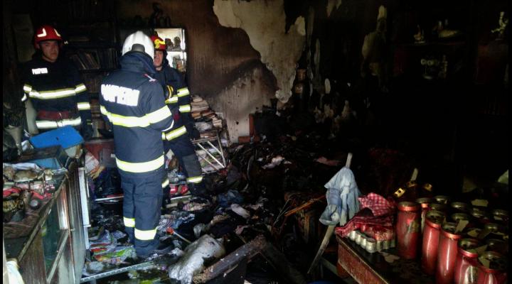 O persoană rănită în urma unui incendiu iscat într-un apartament din Ploiești, str. Făt Frumos-FOTO