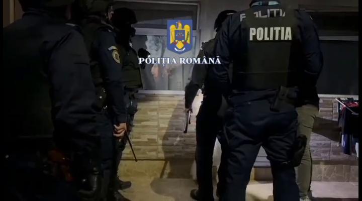 Bărbat din Mănești, sechestrat și bătut/Polițiștii fac percheziții 