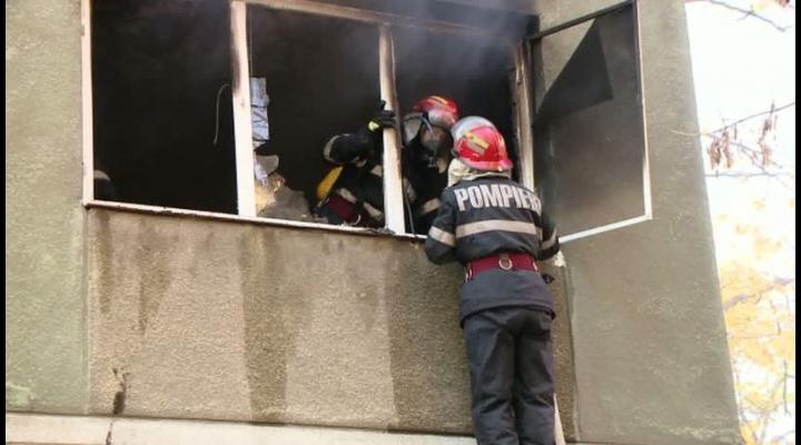Incendiu într-un apartament din Ploiești/Două persoane, intoxicate cu fum
