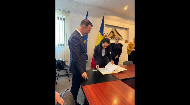 Iulian Dumitrescu a depus semnăturile şi dosarul de candidat pentru un al doilea mandat de preşedine al Consiliului Judeţean Prahova