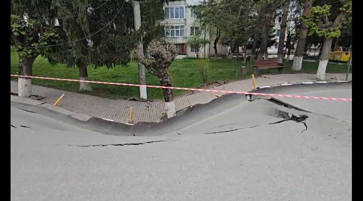 Prăbușirea unei porțiuni din strada 23 August din localitatea Slanic, judeţul Prahova este probabil efectul acțiunii apei/Comunicatul Prefecturii Prahova