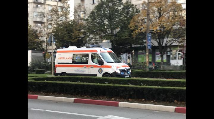 Elevă de la Liceul 1 Mai Ploiești, transportată la spital după ce s-a dat cu spray iritant lacrimogen