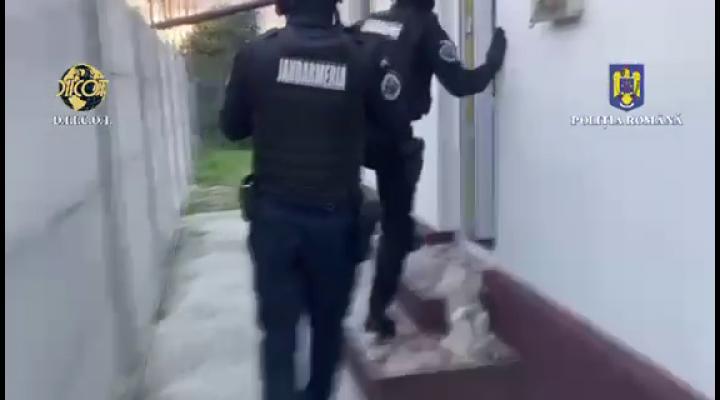 Bijuterii, furate dintr-o casă din Ploiești/Polițiștii fac percheziții la hoți