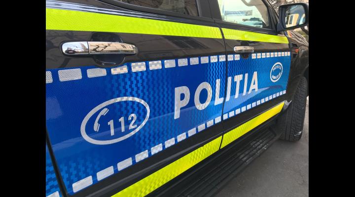 Polițist local din Bălțești, cercetat pentru distrugere după ce a rupt afișe electorale ale PSD