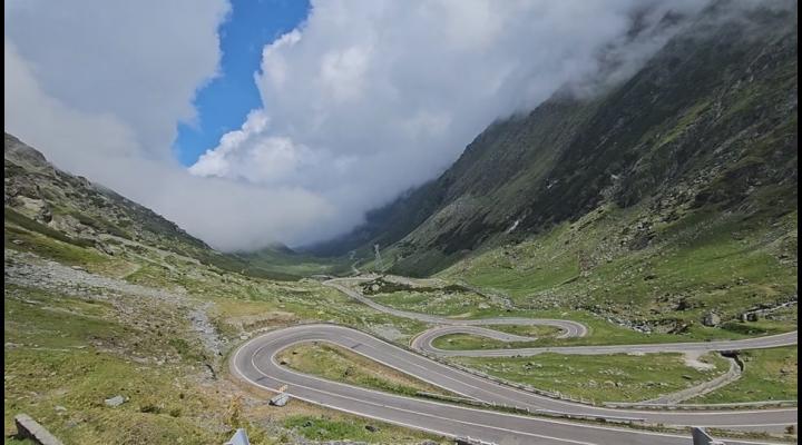 Transfăgărășanul se deschide de mâine/Șoferilor le este recomandat să circule cu atenție din cauza urșilor