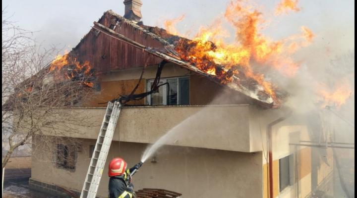 Arde o casă în Bucov