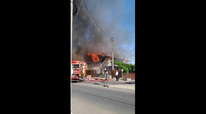 UPDATE: Cauza incendiului/ Două case din Băicoi, cuprinse de flăcări 