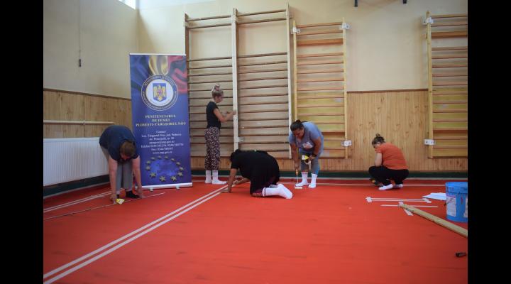 5 deținute de la Penitenciarul Târgșorul Nou au făcut curățenie la o sală de sport a unei școli 