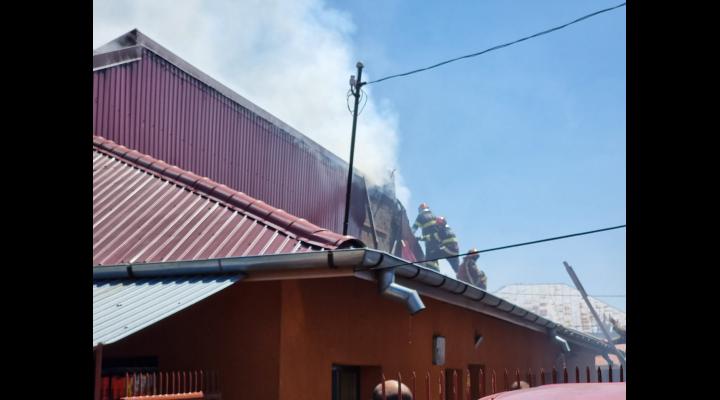 Incendiu de amploare în Ploiești/Ard două locuințe și mai multe anexe