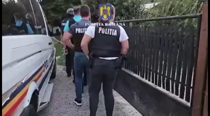 Au împușcat mistreți, acum sunt cercetați/Percheziții făcute de polițiști, în Prahova