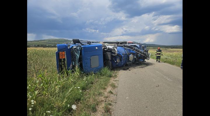 Cisternă încărcată cu petrol, răsturnată în comuna prahoveană Gornet