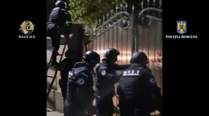 Și-a terorizat soția și a aruncat cu obiecte în polițiștii veniți la percheziție