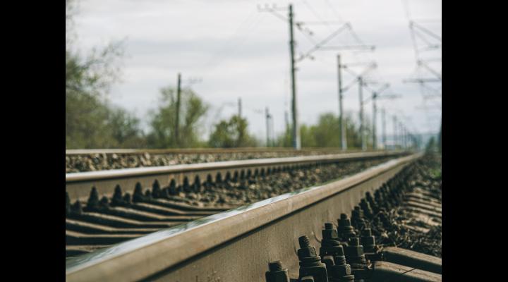 120 km/h, cu trenul, între România și Serbia. Linia ferată cuprinsă între Reșița și frontiera Stamora Moravița a primit Acord de mediu