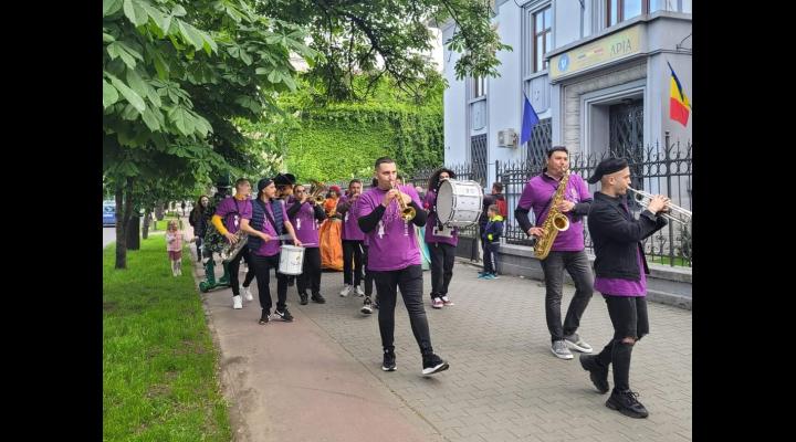 Parade de suflători și percuționiști și spectacole în aer liber la Ploiești/ Se întâmplă la Festivalul Imaginarium 