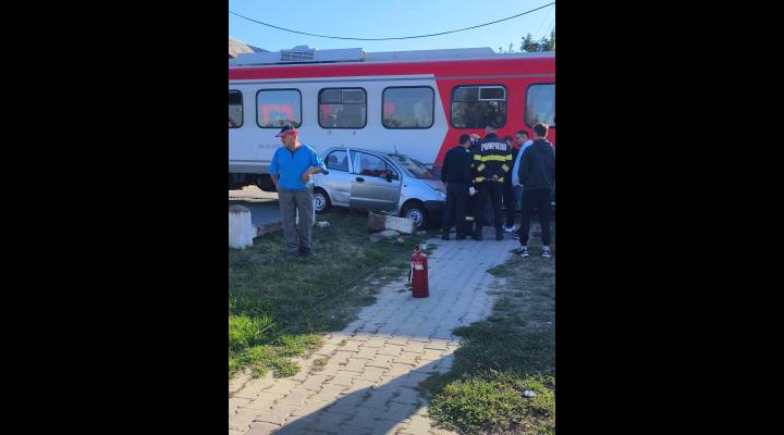 Masina lovita de tren la Boldesti Scaeni-foto