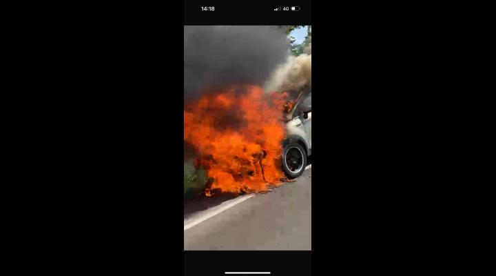 O masina a luat foc pe Centura de Vest a Ploiestiului-FOTO