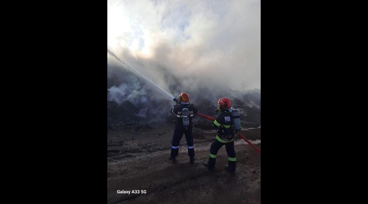 Incendiu la o groapă de gunoi din Băicoi- IMAGINI 