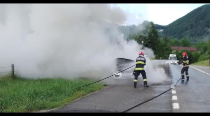 O mașină a ars la ieșirea de pe autostrada A3