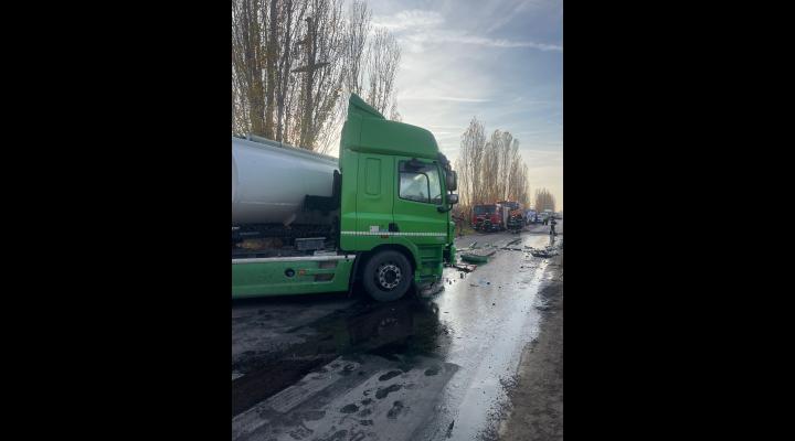 Două autocisterne, implicate într-un accident rutier produs la Moara Nouă 