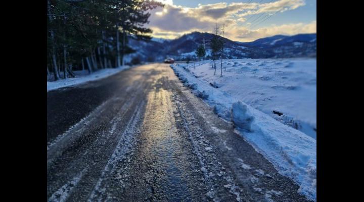 Prefectul din Prahova a cerut să se intervină în zona de nord a județului cu materiale antiderapante 