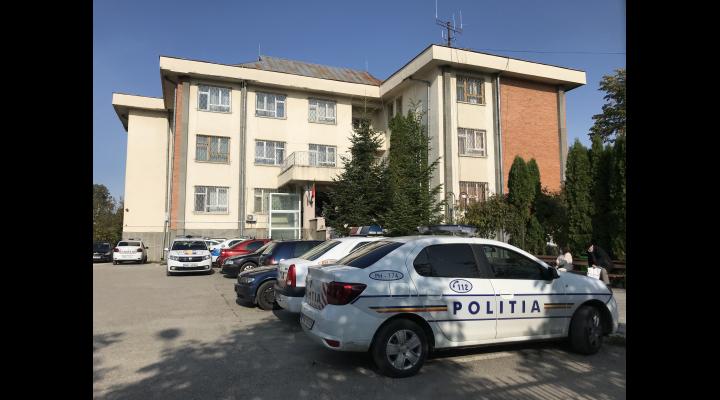 Un prahovean, arestat preventiv, a încercat să fugă/Polițiștii au executat un foc de armă în plan vertical