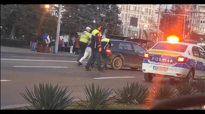 Polițiștii prahoveni au împins un șofer rămas în pană