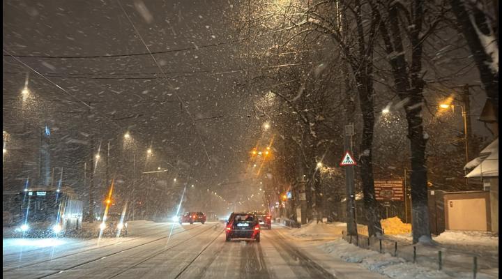 Ninge din nou în Ploiești/ S-a așternut zăpadă pe carosabil 