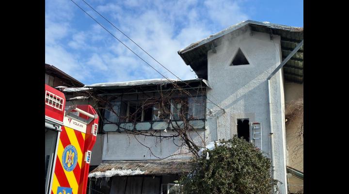 Incendiu in Ploiesti, la o casa