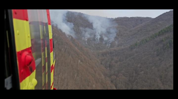 Incendii de vegetație uscată de amploare în țară/ Se intervine cu elicopterul Black Hawk - IMAGINI 