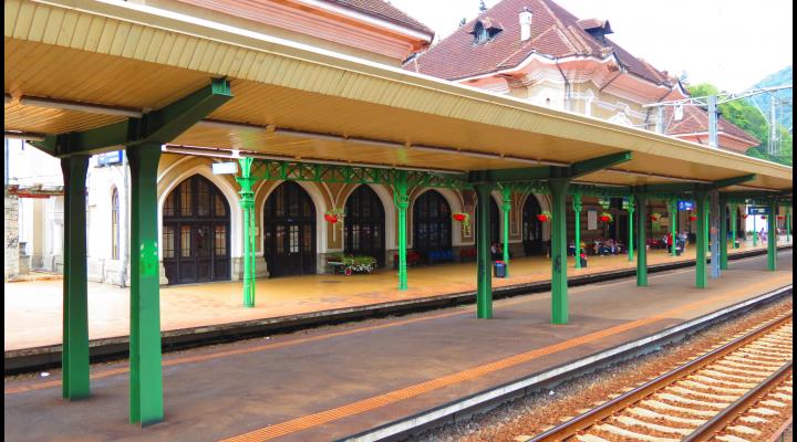Incendiu la locomotiva unui tren de călători, în Gara din Sinaia/ Aproximativ 120 de persoane s-au autoevacuat