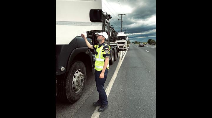 Camioanele și microbuzele, în vizorul poliției/ Acțiune preventivă, în aceste momente, pe arterele aglomerate din Prahova 
