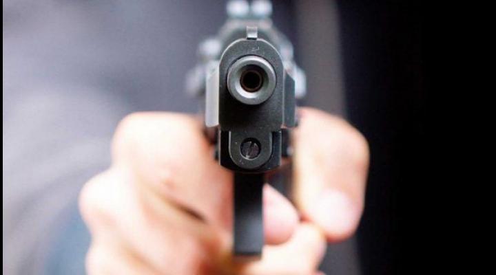 Urmărire ca-n filme și pe străzile din Ploiești/ Polițiștii au tras focuri de armă pentru a opri un șofer fugar