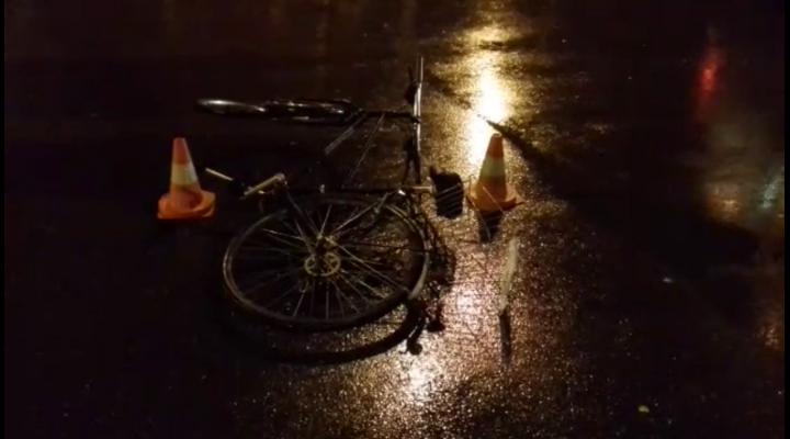 VIDEO - Biciclist lovit de o masina, pe o strada din Ploiesti