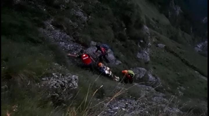 VIDEO-  Noapte alba pentru salvamontistii din Busteni. Acestia au intervenit pentru salvarea unui turist de 30 de ani