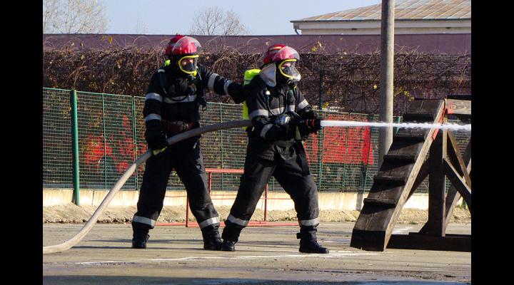 Opt subofițeri de la Scoala de Pompieri din Boldesti, la ISU Buzau