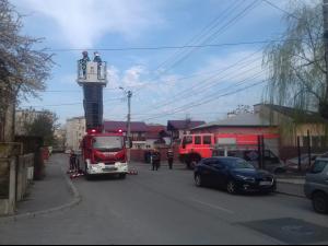 VIDEO/FOTO Pompierii indeparteaza tabla de pe acoperisul unei case din Ploiesti care sta sa pice pe trotuar