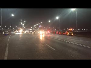 FOTO/VIDEO: Un autobuz, un microbuz, ambele cu călători, și o mașină, implicate într-un accident produs în zona sensului giratoriu suspendat de la Păulești