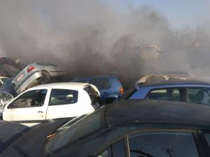 Parc de dezmembrari auto, in flacari, la Blejoi. Totul a pornit de la un incendiu de vegetatie uscata - FOTO/VIDEO