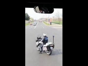 Clip viral. Un politist pe motocicleta, danseaza la semafor