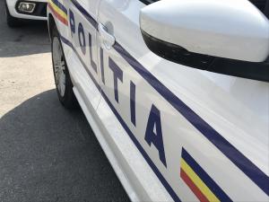 Un bărbat și-a pierdut viața noaptea trecută într-un accident produs pe DN1, la Nistorești. Două autoutilitare au fost răsturnate, una pe carosabil, una în râul Prahova