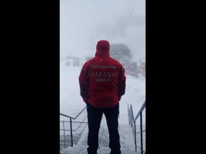 IMAGINI Ninge pe munte ca-n plina iarna. Turistii sunt sfatuiti sa nu se aventureze