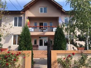 A demarat campania de curățenie de primăvară, în Râfov. Angajații Primăriei au adunat tone de gunoi de pe domeniul public