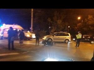 Un tanar de 15 ani a facut prapad in Ploiesti. A lovit, cu masina, un  motociclist apoi a busit trei autoturisme parcate si a fugit